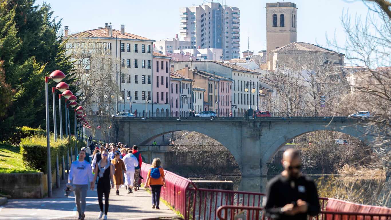 Promenade sur le pont du parc Ebro